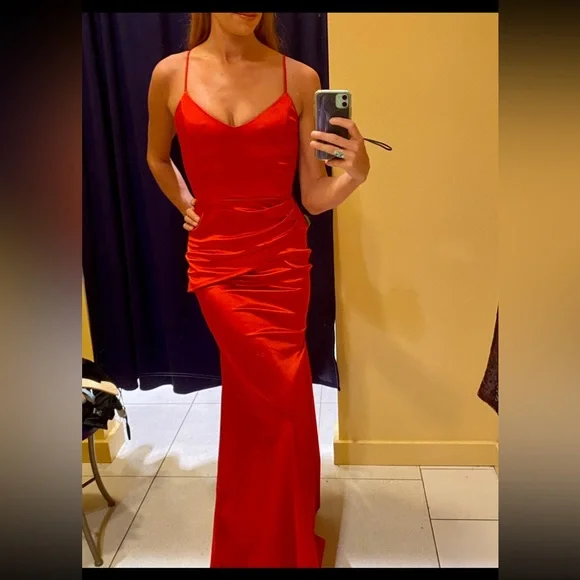 Sexy Red Windsor dress - Picture 1 of 2